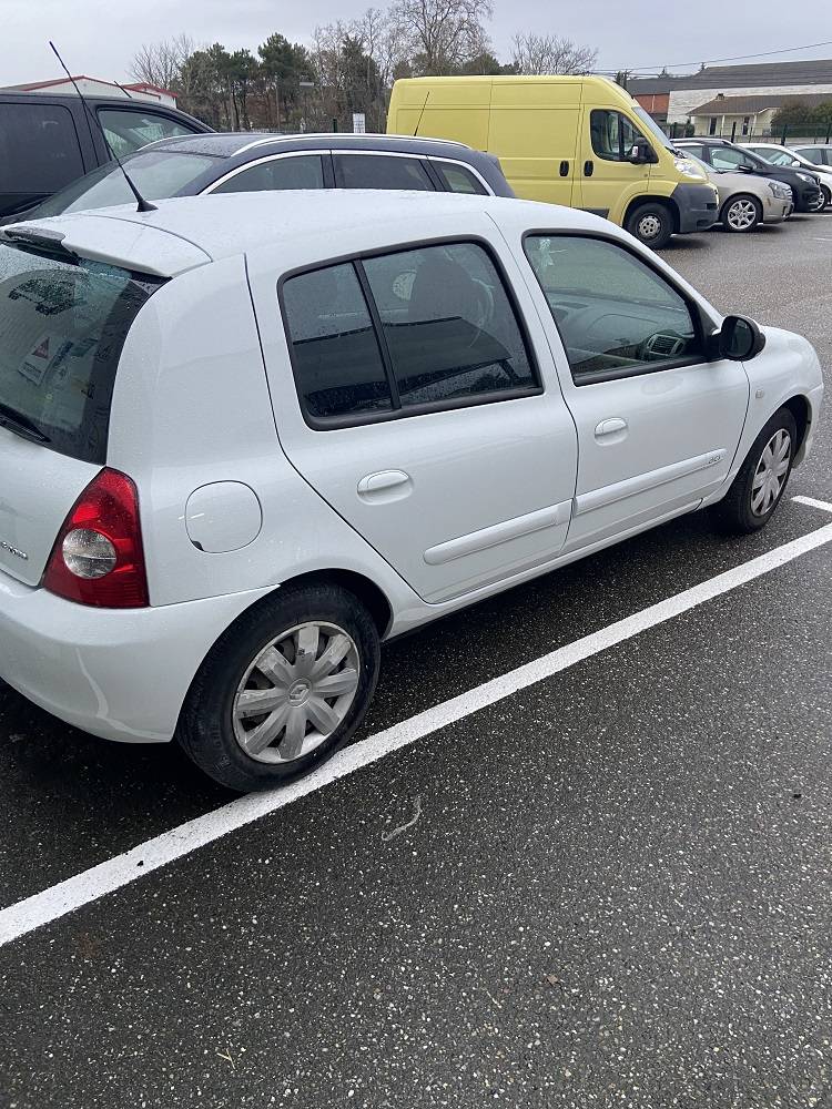 voiture blanche apres